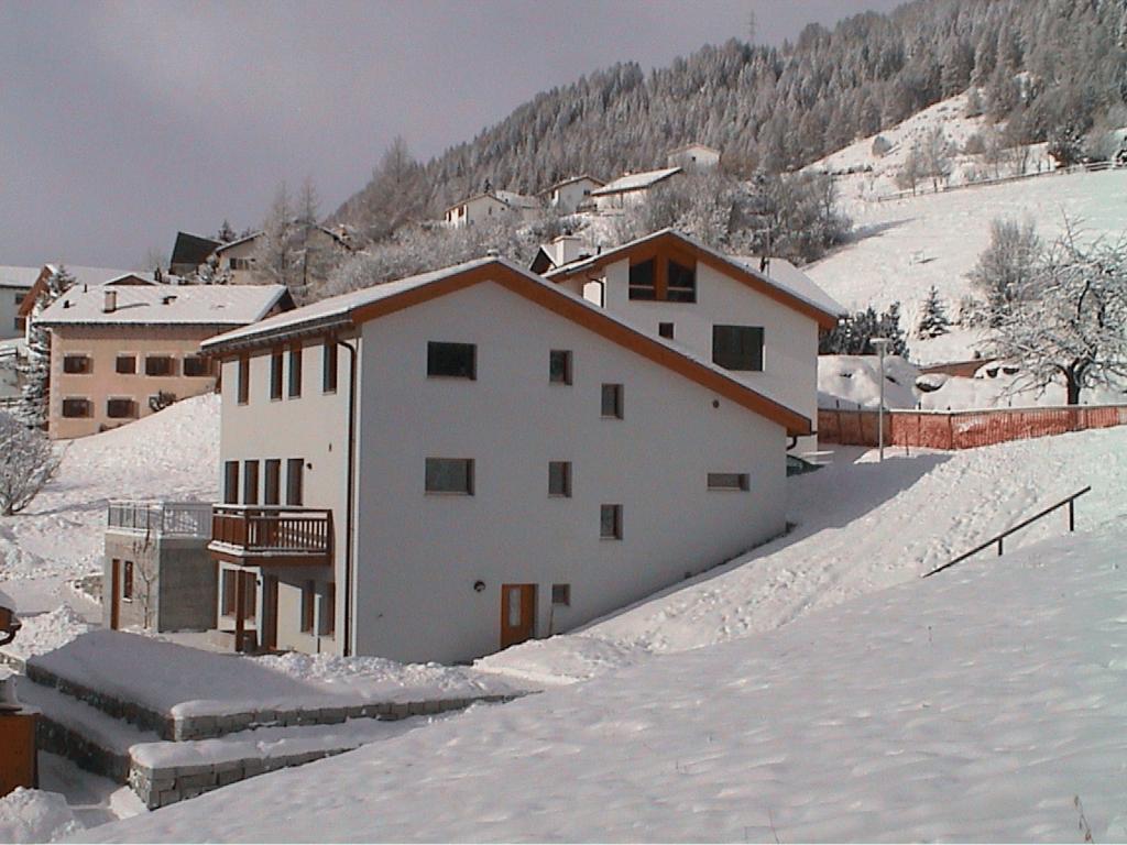 Apartamento Chasa Mundin Scuol Habitación foto